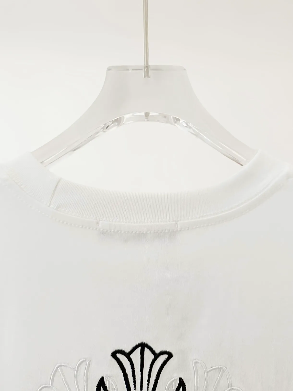 🅿️190 [High quality] Chrome hearts Chrome hearts 2025 new first release latest short-sleeved round neck T-shirt, high-end customization, avant-garde and fashionable design! The brand logo is applied to the front and back cuffs using 100,000 needle embroidery techniques. High-end customized 280g fabric. Soft to the touch. Comfortable to wear. Exquisite stitching. Fine workmanship. The upper body effect is incomparably handsome! Same style for men and women, color: white, black size: S to xL